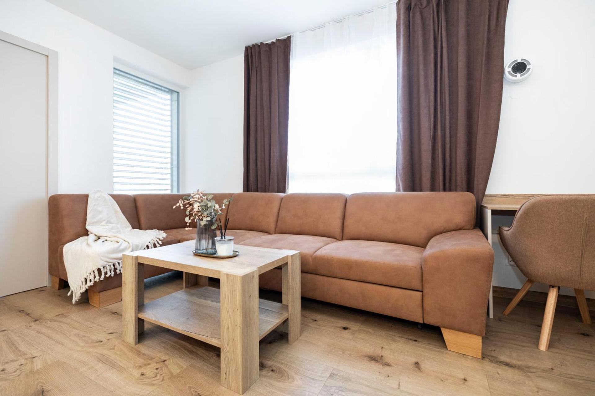 Alure Residences 9 & 24H Self Check-In, Private Parking In Front Of The Apartment Building Included, New Building, Terrace, The Apartment Building Has Its Own Park With A Lake And Outdoor Fitness, Children'S Playground, City Center Banská Bystrica Eksteriør bilde